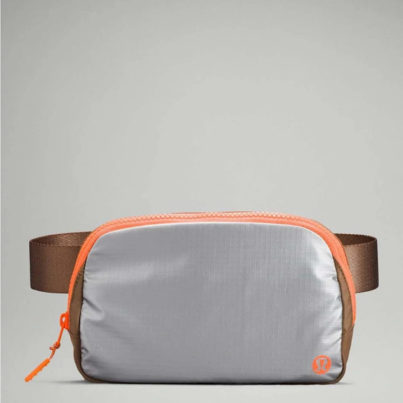 🆕 Lululemon Everywhere Belt Bag - Silver Metallic / Soft Sand /Highlight Orange - Picture 3 of 5
